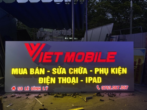 Hình ảnh bảng hiệu cửa hàng điện thoại Việt mobile khi thi công tại xưởng