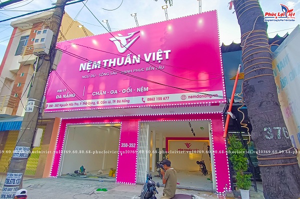 Hình ảnh bảng hiệu Nệm Thuần Việt lắp đặt hoàn thiện