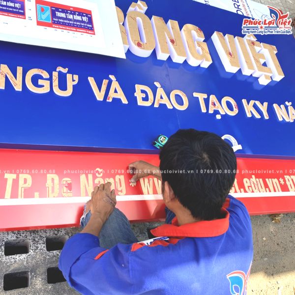 Công đoạn hoàn thiện bảng hiệu quảng cáo cho Trung Tâm Rồng Việt