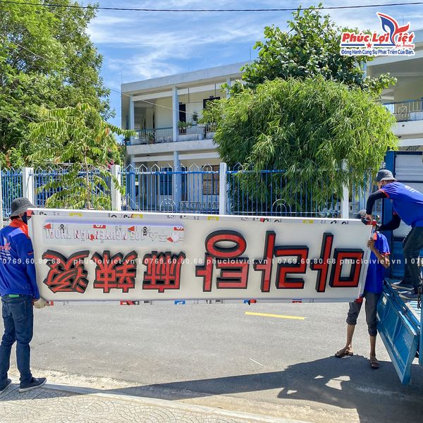 Team Phúc Lợi Việt vận chuyển bảng hiệu tới Lẩu Malatang