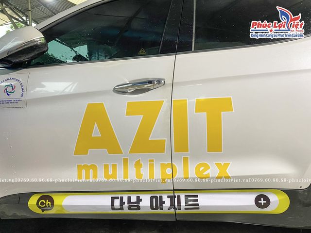 Nhân viên Phúc Lợi Việt hoàn thiện dán decal xe cho AZIT