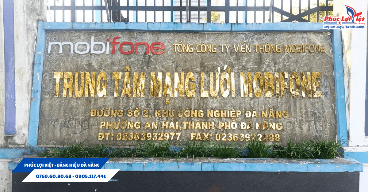 thi-cong-bang-hieu-inox-vang-guong